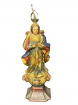 ARTE SACRA, uma (1) imaginário representando Nossa Senhora da Conceição confeccionada em madeira entalhada a mão, pintura floral em policromia com realces em ouro, olhos em vidro, quebra nas mãos, falhas na patina, coroa em metal dourado, medindo 30cm de altura.