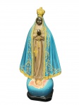 ARTE SACRA, uma (1) imaginário representando Nossa Senhora de Aparecida, confeccionada em estuque com pintura policromada, realces vegetalistas em douração, apresenta bicados e pequenas falhas na patina, medindo 31cm de altura.