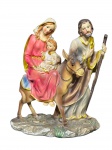ARTE SACRA, um (1) grupo escultórico representando a Sagrada Família em fuga, com Nossa Senhora trazendo o Menino Jesus ao colo e São José ao lado, junto a jumento, sobre base moldada, confeccionada em resina policromada, medindo 20x16x9cm.