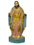 ARTE SACRA, um (1) imaginário representando São José de Botas, confeccionado em madeira entalhada com patina policromada e realces em ouro, apresenta ausência das mãos e falhas na patina, medindo 22cm de altura.