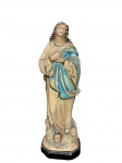 ARTE SACRA, uma (1) imagem de Nossa Senhora da Imaculada Conceição, em estuque policromado, representada em pé, com mãos postas sobre o peito, vestes em tons claros e manto azul, sobre base ornada com cabeças de anjos. Peça apresentando sinais do tempo, desgastes, perdas na policromia e pequenos bicados. Medida 26cm de altura.