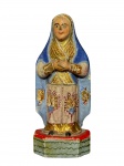 ARTE SACRA, uma (1) pequena imaginária representando Nossa Senhora das Dores, confeccionada em madeira entalhada a mão, pintura policromada com realces em ouro, apresenta falhas na patina, medindo 11cm de altura.
