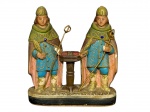 ARTE SACRA, um (1) imaginário confeccionado em estuque representando São Cosme e Damião, patina com pintura em policromia, cajados em metal dourado e apliques sintéticos na tonalidade azul, apresenta bicados nas mãos, medindo 12,5x11cm.