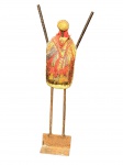 ESCULTURA, uma (1) escultura confeccionada em ferro fundido representando figura, corpo em material sintético com revestimento em tecido policromado, apresenta desgastes e sinais de oxidação, medindo 38cm de altura, placa em metal da marca ARTEPAMPA.