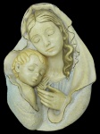 ARTE SACRA, uma (1) imaginária de parede confeccionada em estuque na tonalidade marfim representando Madona e Menino Jesus com realces em douração, medindo 33,5x24cm.