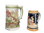 PORCELANAS, dois (2) tankards confeccionados em porcelana na tonalidade branca, com decoração em relevo e cenas figurativas de inspiração germânica em rica policromia, uma delas com inscrição alusiva a Blumenau, medindo 16,5x12x8cm e 13x10x6cm.