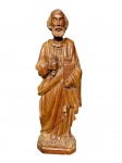 ARTE SACRA, um (1) imaginário confeccionado em madeira entalhada a mão representando SÃO PEDRO, assinado Antonio e datado 1988, medindo 53,5cm de altura.