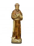 ARTE SACRA, um (1) imaginário representando São Francisco confeccionado em madeira entalhada a mão com pintura em policromia e realces em douração, medindo 30cm de altura.