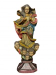 ARTE SACRA, uma (1) imaginária representando Nossa Senhora da Conceição confeccionada em madeira entalhada a mão, com pintura floral em policromia e realces em douração, ausência das mãos, medindo 51cm de altura.