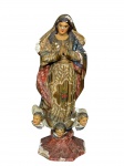 ARTE SACRA, uma (1) imaginária representando Nossa Senhora da Conceição confeccionada em madeira entalhada a mão, patina com pintura floral em policromia, olhos em vidro, apresentando falhas na patina e desgastes vide foto, medindo 31,5cm de altura.