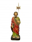 ARTE SACRA, um (1) imaginário representando São Judas Tadeu confeccionado em madeira entalhada a mão com pintura em policromia, medindo 38,5cm de altura.