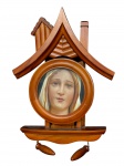 ARTE SACRA, um (1) oratório de parede confeccionado em madeira no feitio de casa, reservando imagem de Nossa Senhora de Fátima em colagem, protegida por vidro, parte inferior com recortes com pendentes de pinhas, medindo 36,5x22,5cm.