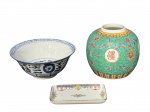PORCELANAS, lote com três (3) peças confeccionadas em porcelana, sendo: A) 1 potiche sem tampa ricamente decorada por elementos florais, vegetalistas, nuvens e caracteres orientais em rica policromia, medindo 13x6cm, B) 1 tigela com decoração abstrata na técnica BLUE AND WHITE, possivelmente de origem oriental, medindo 7x16cm e C) LIMOGES, 1 pequena bandeja retangular, rica decoração de elementos florais e vegetalistas em policromia e borda filetada a ouro, medindo 12x7cm, falhas na douração.