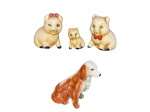 ESCULTURAS, lote com quatro (4) esculturas de modelos e tamanhos distintos, sendo: A) 3 porcos em faiança com pintura policromada, maior medindo 7cm e menor 4,5cm e B) 1 cachorro confeccionado em porcelana com pintura na tonalidade marrom, medindo 8cm de altura.