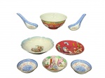 PORCELANAS, lote com oito (8) peças confeccionadas em porcelana de modelos, tamanhos e decorações distintas, sendo: A) 5 bowls distintos, maior medindo 5,5x12cm e menor 2x6,5cm, B) 2 colheres para sopa oriental e C) 1 prato decorativo com pintura egípcia em policromia, medindo 11cm.