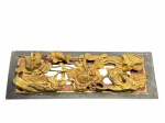 ARTE ORIENTAL, uma (1) talha confeccionada em madeira entalhada com folha de ouro, ricamente decorada por faisões e elementos florais em recortes e vazados, moldura retangular com pintura preta, apresentando pequenas falhas na madeira e pequenas quebras, medindo 44x15cm.