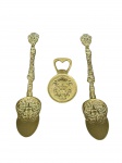 BRONZES, lote com três (3) peças confeccionadas em BRONZE, sendo: A) par de colheres decorativas com rico cinzelado de elementos florais e vegetalistas com recortes na borda, medindo 23cm e B) 1 abridor de garrafas com efíge em relevo e inscrições ao redor, medindo 8,5x5,5cm.