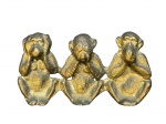 ESCULTURA, um (1) grupo escultórico confeccionado em bronze representando os  macacos da sabedoria, nas clássicas posições não ver, não ouvir, não falar, medindo 5x9,5cm.