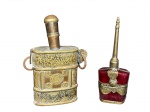 METAL DOURADO, duas (2) peças diversas, sendo: A) um (1) cantil confeccionado em metal dourado, ricamente ornamentado por elementos vegetalistas, alças laterais em argola e tampa cobreada, medindo 21cm de altura e B) um (1) perfumeiro marroquino confeccionado em vidro pintado na tonalidade vermelha, guarnições em metal dourado com cinzelado de perolados e vegetalistas em recortes, medindo 21cm de altura.