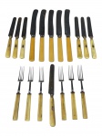 METAL PRATEADO, lote com dezoito (18) peças com cabo em osso, sendo: A)  6 facas de sobremesa com lâmina em aço carbono, apresentando sinais de oxidação, B) 5 garfos para jantar com lâmina em aço carbono, apresenta sinais de oxidação e C) 6 garfos para sobremesa, peças de modelos e manufaturas distintas.