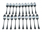 CHRISTOFLE (É uma renomada marca francesa fundada em 1830 por Charles Christofle), vinte (20) colheres para sobremesa confeccionada em metal francês espessurado a prata, cabo cinzelado em caneluras com recortes, banho em bom estado de conservação.