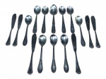 METAL PRATEADO, lote com dezessete (17) peças confeccionadas em metal espessurado a prata de modelos, tamanhos e marcas distintas, sendo 10 colheres para chá, 1 para sobremesa e 6 espátulas para pastas, algumas com falhas na prateação.