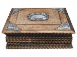 DIVERSOS, uma (1) caixa porta joias retangular, confeccionada em madeira crua, laterais entalhadas por ondulações e apliques em PRATA DE LEI com cinzelado de elementos florais, medindo 5,5x18x13,5cm.