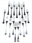 CHRISTOFLE (É uma renomada marca francesa fundada em 1830 por Charles Christofle), dezessete (17) garfos para sobremesa confeccionada em metal francês espessurado a prata, cabo cinzelado em caneluras com recortes, banho em bom estado de conservação.