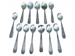 METAL PRATEADO, treze (13) colheres para sobremesa confeccionadas em metal espessurado a prata de modelos, decorações e marcas distintas.