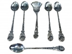 METAL PRATEADO, seis (6) colheres confeccionadas em metal espessurado a prata com cabo cinzelado por flor e folhagens, sendo 5 colheres para sobremesa e 1 colher de açúcar. Algumas com falhas na prateação.