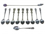 METAL PRATEADO, onze (11) colheres confeccionadas em metal espessurado a prata de modelos e tamanhos distintos, sendo 10 colheres para café e 1 colher bailarina.