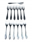 METAL PRATEADO, lote com treze (13) garfos para bolo confeccionados em metal espessurado a prata da manufatura EBERLE, cinzelado ao gosto art noveau de elementos geométricos.