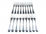 CHRISTOFLE (É uma renomada marca francesa fundada em 1830 por Charles Christofle), dezoito (18) garfos para jantar confeccionada em metal francês espessurado a prata, cabo cinzelado em caneluras com recortes, banho em bom estado de conservação.