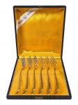METAL PRATEADO, seis (6) garfos para bolo confeccionados em metal espesssurado a prata da manufatura WOLFF, com cinzelado de folhagens e caneluras, acondicionada em caixa original.
