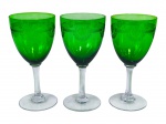 Cristallerie Saint Louis (Saint-Louis-lès-Bitche, Lorraine, França, 1586), três (3) taças para vinho confeccionas em cristal francês na tonalidade verde, lapidado por guirlanda geométrica e vegetalista em baixo relevo, haste cilíndrica, apoiada sobre base circular, medindo 13x6cm.