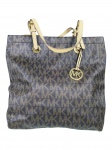 ACESSÓRIO FEMININO, uma (1) bolsa Michael Kors (marca norte-americana fundada em 1981, conhecida por bolsas, acessórios e artigos de luxo contemporâneo), em couro na tonalidade marrom com estampados com logo da marca, com alças em tom claro e ferragens douradas, trazendo pingente com as iniciais da marca. Interior em tecido acetinado com diversas divisórias, marcas do tempo, medindo 39x41cm.