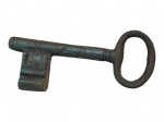 DIVERSOS, uma (1) grande chave antiga confeccionada em ferro fundido com patina na tonalidade verde, medindo 19,5cm.