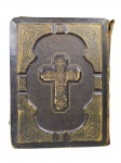 ARTE SACRA, uma (1) antiga bíblia com capa em couro, (1885)  Douay & Rheims  Ilustrada por Gustave Doré  Grande, com gravuras religiosas, apresenta desgastes, percas e marcas do tempo, vendida no estado da foto, medindo 12x34x26cm.