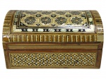 DIVERSOS, uma (1) caixa porta joias no formato de baú, confeccionada em madeira com rica decoração geométrica em marchetaria com madre pérola, interior em veludo na tonalidade vermelha, medindo 10,5x20x13cm, apresenta pequenas falhas na madeira.