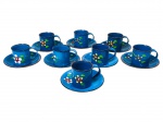 ÁGATAS, oito (8) xícaras para café com seus respectivos pires, confeccionados em ágata  da manufatura TAUROS, esmaltada na tonalidade azul, com pintura de flores e folhagens em policromia, medindo 5x7x5cm.