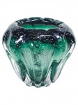 MURANO, um (1) vaso confeccionado em vidro de Murano na tonalidade verde, moldado por gomos e decorado por bulicantes internos, medindo 14,5x16cm.