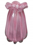 MURANO, um (1) vaso confeccionado em vidro de Murano na tonalidade rosa, corpo moldado em gomos e bordas em ondulações, medindo 25x11,5cm.