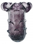 MURANO, um (1) vaso confeccionado em vidro de Murano na tonalidade roxa, ricamente decorada por bulicantes internos, bordas em babados e gomos relevados pelo corpo, medindo 23,5x18cm.