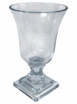 VIDRO, um (1) vaso confeccionado em vidro translucido, bojo cônico, haste facetada e base quadrangular escalonada, medindo 21x12,5cm.