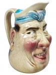 Sarreguemines (Fundada em 1790 na cidade de mesmo nome no nordeste da França, a fábrica tornou-se uma das maiores e mais importantes produtoras de faiança e porcelana do mundo no século XIX), um (1) toby jug, confeccionado em cerâmica francesa, representando figura sorrindo, esmaltada em policromia, apresenta sinais de craquele, medindo 18x15x8cm.