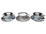 PORCELANAS, lote com três (3) xícaras para chá de coleção com seus respectivos pires, confeccionadas em porcelana na tonalidade branca, sendo: A) 2 de origem japonesa, decorada por espessa faixa na tonalidade preta com decoração floral e vegetalista em ouro (apresenta falhas na douração) e parte externa com espessa faixa na tonalidade amarela, e filetes dourados, medindo 6x12x10cm e B) NORITAKE, 1 ricamente decorada por guirlanda floral em rica policromia e em vasta douração, faixa na tonalidade vermelha decorada em arabescos e filetes em ouro, medindo 6x11x9cm.