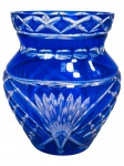 CRISTAL DOUBLE, um (1) vaso bojudo confeccionado em CRISTAL DOUBLE na tonalidade azul, ricamente lapidado por palmas, colmeias, caneluras, esferas e sulcos em baixo relevo translucido, apresenta bicado na borda, medindo 17,5x12,5cm.
