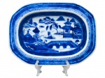 PORCELANA ORIENTAL, uma (1) pequena travessa oblonga em porcelana chinesa de Macau, apresentando decoração lacustre com pagodes em azul índigo "underglaze" sobre fundo branco. Início do séc. XIX. Med. 20 x 15 cm