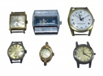 RELÓGIOS, seis (6) relógios de pulso, sem pulseiras, de modelos, tamanhos, decorações e materiais distintos, sendo: A) relógio da marca Superatic, com movimento mecânico, caixa quadrangular em metal dourado, mostrador claro com pequeno segundeiro, apresentando sinais acentuados do tempo e do uso; B) relógio da marca Scott, com caixa retangular em metal cromado, mostrador escuro com indicação Digest, apresentando sinais do tempo e do uso; C) relógio de marca não identificada, com movimento mecânico, caixa circular em metal dourado, mostrador claro com algarismos romanos, apresentando sinais do tempo e do uso; D) relógio da marca Tressa, com movimento mecânico, caixa circular em metal prateado, mostrador claro com pequeno segundeiro, apresentando sinais do tempo e do uso; E) relógio da marca Mondaine, com caixa ovalada em metal dourado, mostrador claro, apresentando sinais acentuados do tempo e do uso; F) relógio da marca Eterna-Matic, com movimento mecânico, caixa circular em metal prateado, mostrador claro, apresentando oxidação e desgaste acentuado. Peças não testadas e sem garantia de funcionamento. No estado. Maior medindo 3,5x3,5cm e menor 2x1,5cm.