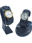 RELÓGIOS, dois (2) relógios de pulso, sendo: A) relógio da marca Seiko 5 Quartz (tradicional marca japonesa fundada em 1881, reconhecida mundialmente pela qualidade de seus relógios e pela relevância histórica na relojoaria, inclusive como uma das pioneiras na popularização dos mecanismos quartz), com movimento quartz, caixa circular em metal dourado, mostrador claro com algarismos romanos e calendário, pulseira em couro preto, fundo com numeração 5Y89-0A20 e 870427, não testado e sem garantia de funcionamento; B) relógio da marca Seiko Quartz (tradicional marca japonesa fundada em 1881, reconhecida mundialmente pela qualidade de seus relógios e pela relevância histórica na relojoaria, inclusive como uma das pioneiras na popularização dos mecanismos quartz), com movimento quartz, caixa circular em metal prateado, mostrador claro, pulseira em couro preto, fundo com numeração aparente 7N82-7E61 e 980153, não testado e sem garantia de funcionamento, ambos medindo 25mm de diâmetro.